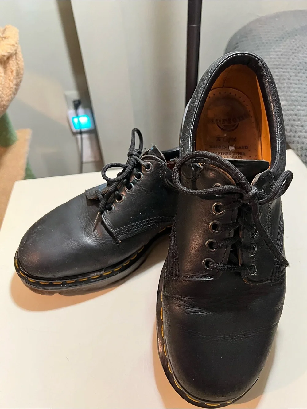 Doc Martens 8053 smooth black leather 5 eye unisex oxford with padded collar.